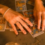 Мистическая гадалка Мадам Судьба со скрытыми символами и тайными знаками