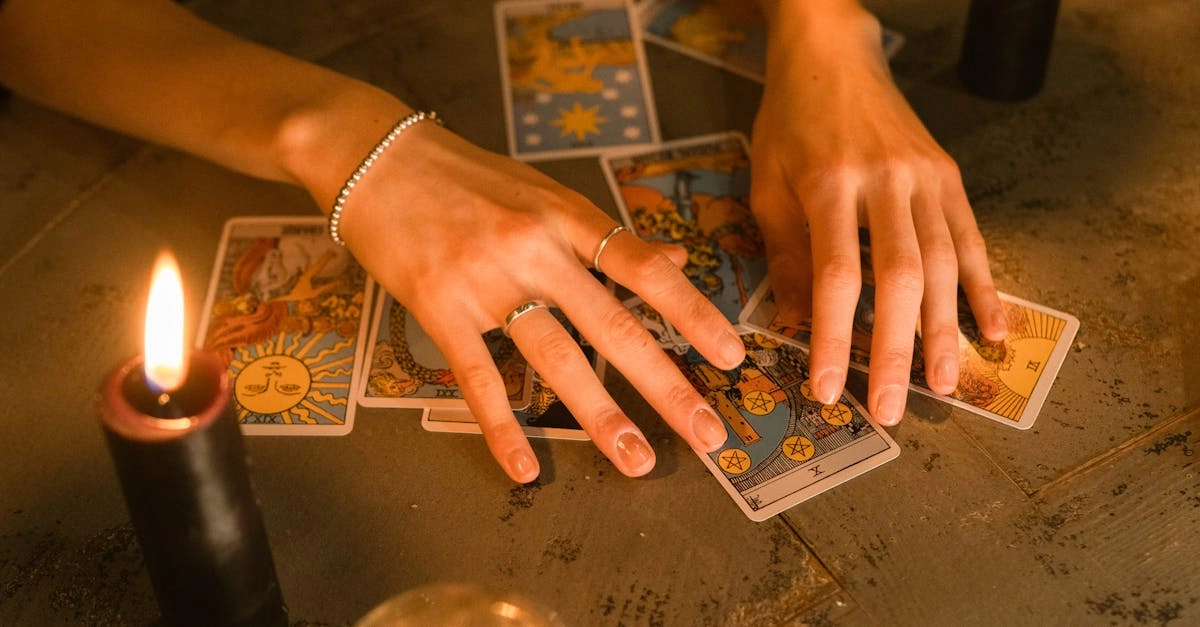 Мистическая гадалка Мадам Судьба со скрытыми символами и тайными знаками